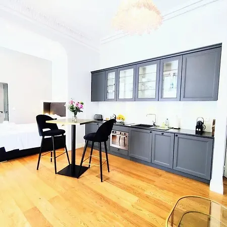 Center, Chic For 2-4, Balcony, Ac 公寓