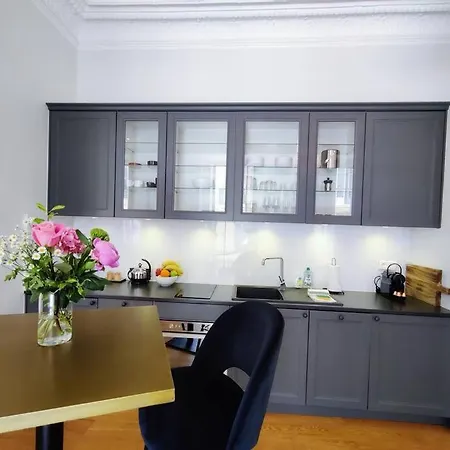 Center, Chic For 2-4, Balcony, Ac 公寓